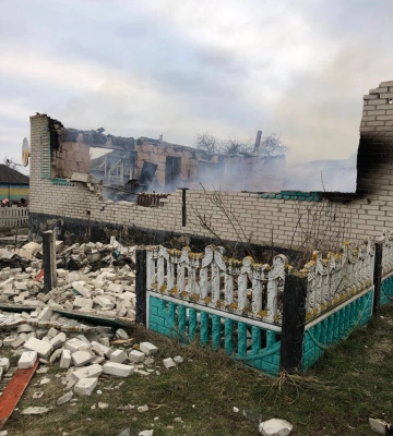 На Сумщині обстрілом з РФ вщент зруйнувано будинок в прикордонному селі: всередині дивом вижив парубок (ФОТО)