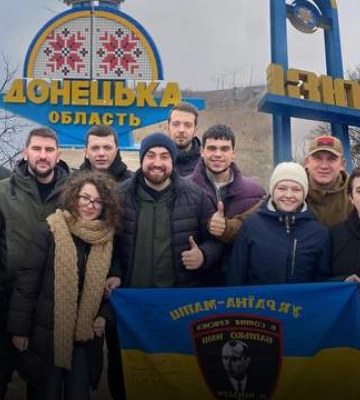 Коляда під звуки пострілів: історія вертепу зі Львівщини про поїздку до військових на фронт