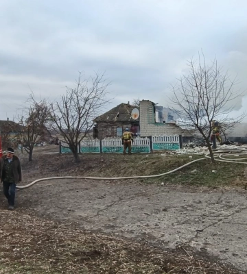 На Сумщині рятувальники ліквідовували пожежу, спричинену ворожим обстрілом (відео)
