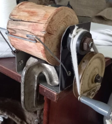 Нашоломники для військових в&#039;яжуть волонтери у громаді на Волині