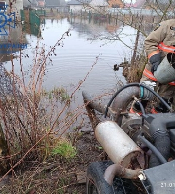 З городів і дворів: на Волині рятувальники відкачували воду 