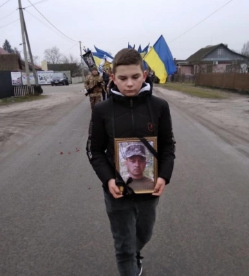 У селі на Рівненщині попрощалися із воїном, який загинув від вибухової травми