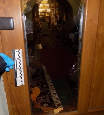 На Закарпатті поліцейські затримали крадія, який пробрався до церкви (ФОТО)