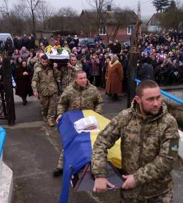 У селі на Рівненщині попрощалися із воїном, який загинув від вибухової травми