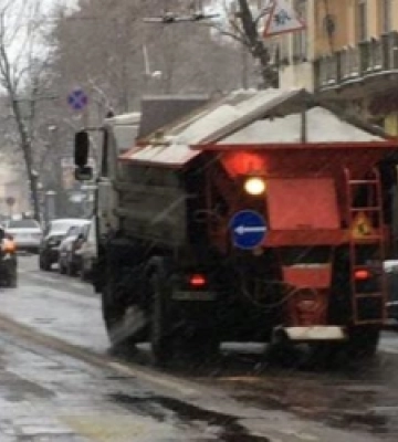 Вночі на вулицях Львова працювало 16 одиниць снігоприбиральної техніки