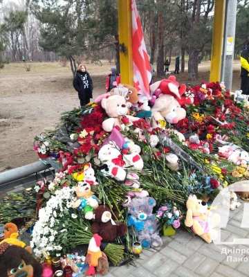 Много цветов и слезы. В Днепре люди собрались на панихиду по погибшим на ж/м Победа