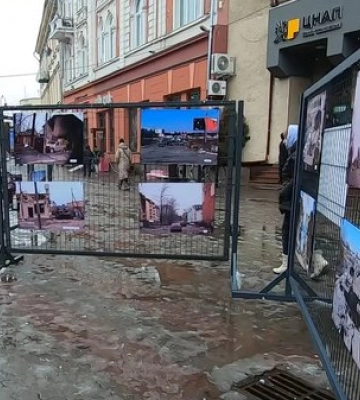 У Франківську відкрили виставку фото зруйнованих міст України &quot;Дорогами війни&quot;