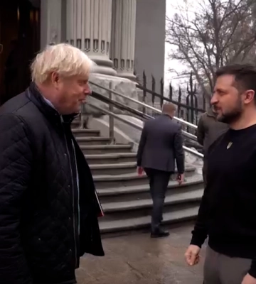 Борис Джонсон відвідав у Бучі місце масового поховання мирних мешканців: відео