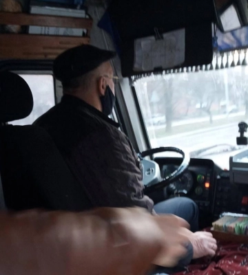 Від звуків вибухів та розриву бомб не встигали перевести подих: на Волині прихистили багатодітну родину переселенців