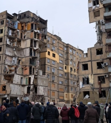 9 днів трагедії. Біля зруйнованого ракетним ударом будинку в Дніпрі вшановують пам&#039;ять загиблих