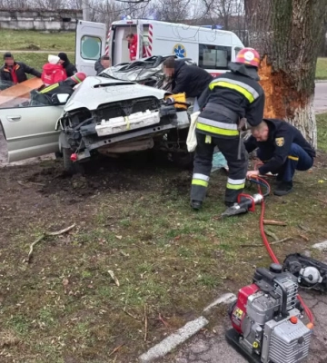 Смертельна ДТП: на Дніпропетровщині автівка «обійняла» дерево