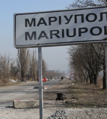 В Мариуполе на стене казармы оккупантов появилась надпись &quot;Слава ВСУ&quot; (ФОТО)