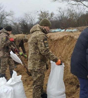 Жителів громади на півночі Рівненщині просять допомогти будувати оборонні споруди