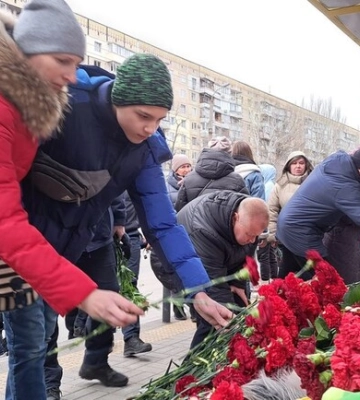 У Дніпрі біля зруйнованого будинку вшанували пам’ять загиблих