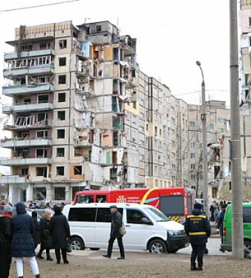 В Днепре состоялась панихида по погибшим в результате попадания российской ракеты в жилой дом