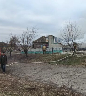 На Сумщині рятувальники ліквідовували пожежу, спричинену ворожим обстрілом