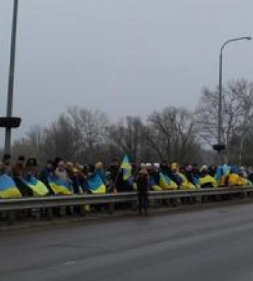 На Полтавщині "живим ланцюгом" з'єднали два береги річки