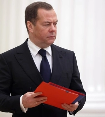 Медведєв уже скаржиться, що РФ &quot;буде непросто&quot;