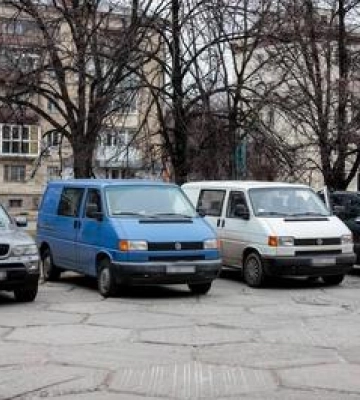 Полтавські волонтери передали чотири автівки на фронт