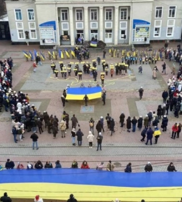 У Хмельницькому до Дня Соборності влаштували пробіг і розгорнули стометровий прапор