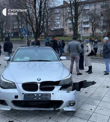 На Чайці біля храму у Рівному – серйозна ДТП (ВІДЕО)