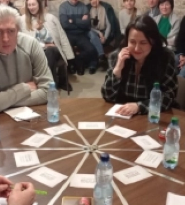 Спілкувалися, грали «Що? Де? Коли?» та збирали гроші на ЗСУ: в Острозі відбулася «Зустріч друзів»
