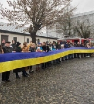 Центром Луцька пронесли 200-метровий український стяг