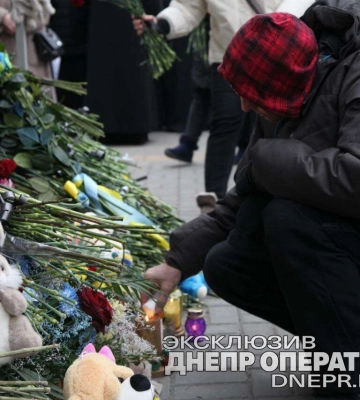 В Днепре у дома, в который попала российская ракета, провели панихиду по погибшим. ВИДЕО