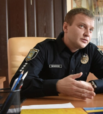 Начальника патрульной полиции Львовщины отстранили из-за подарка девушке