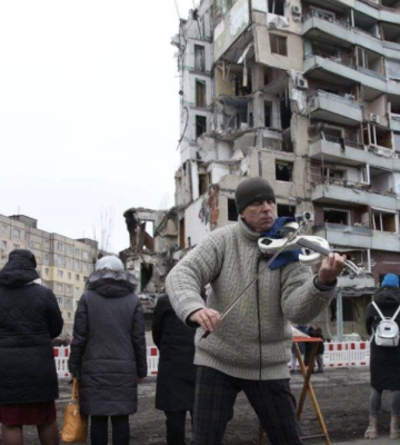 У Дніпрі провели панахиду за загиблими від російської ракети мешканцями будинку на Перемозі