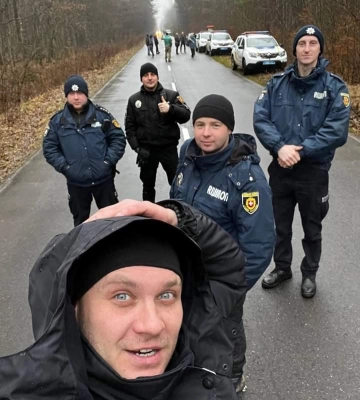 На Дубенщині знайшли чоловіка, який збирав сміття і заблукав