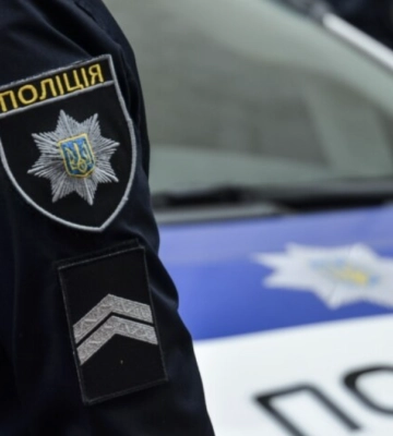 У Львівській області подарунок позбавив роботи патрульного, який презентував його своїй дівчині