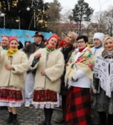 Із вірою у перемогу, з надією на Бога та вдячністю ЗСУ: як проходила Різдвяна коляда в Ужгороді