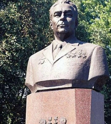В Каменском власти отказались демонтировать памятник Брежневу
