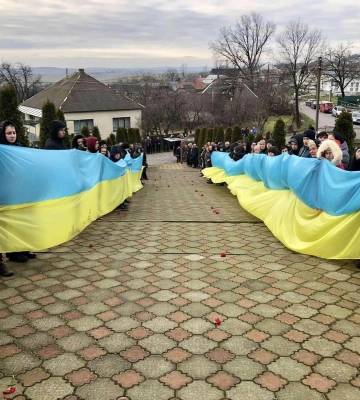 На Закарпатті полеглого Героя проводжали «коридором» з синьо-жовтих прапорів