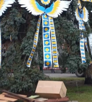 У центрі Луцька «роздягають» святкові ялинки 