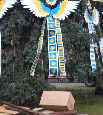 У центрі Луцька «роздягають» святкові ялинки 