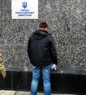 Намагався влаштуватися до обласної військової адміністрації: на Сумщині затримали російського агента, фото та відео