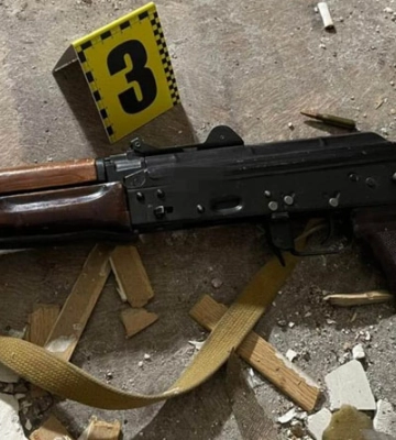 У Дніпрі чоловік підривав гранати у квартирі та стріляв у правоохоронців (відео)
