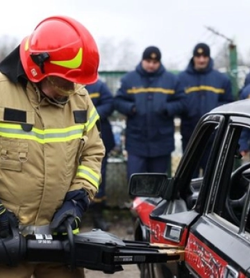 Допомога при ДТП: волинські рятувальники вчилися застосовувати спецобладнання 