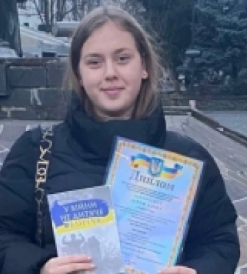 Школярка з Мукачева перемогла на обласному конкурсі «Захисники України: історія та сьогодення»