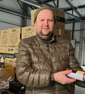 Волонтерка Паєвська (Тайра) та Бронюк передали газові плити та генератори на Херсонщину і Миколаївщину. ФОТОрепортаж