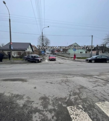На перехресті у Рівному не розминулись &quot;ВАЗ&quot; та &quot;BMW&quot;: є травмована