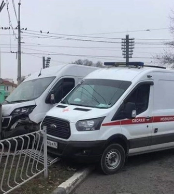 В Крыму столкнулись легковое авто и скорая помощь: четверо пострадавших