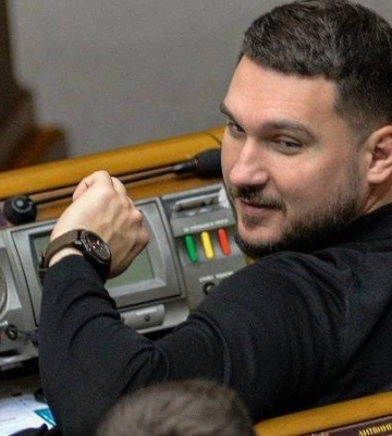 Нардепа Павла Халімона звільнили з посади заступника голови фракції «Слуга народу». Він придбав маєток у центрі Києва