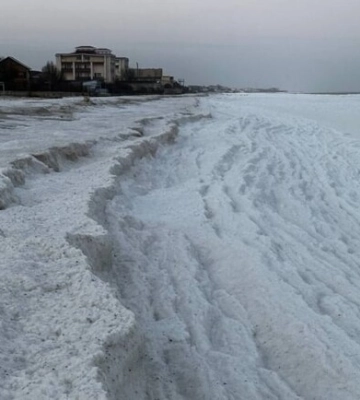 В Кирилловке Азовское море затянуло льдом 