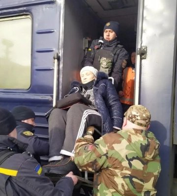 Рятувальники Донеччини надають допомогу населенню під час евакуації до більш безпечних регіонів країни