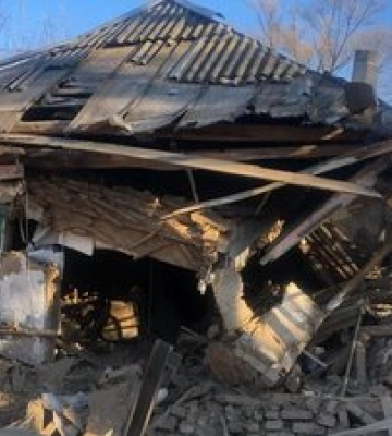На Сумщині окупанти обстріляли будинок багатодітної родини: мати загинула