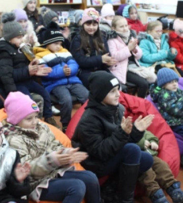 На Львівщині для прийомних дітей та переселенців організували свято з виставою та частунками (ФОТО)