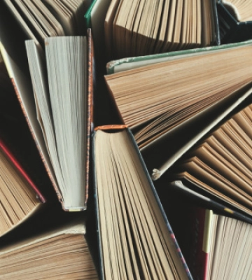 На Луганщині росіяни вилучають українські книги з бібліотек